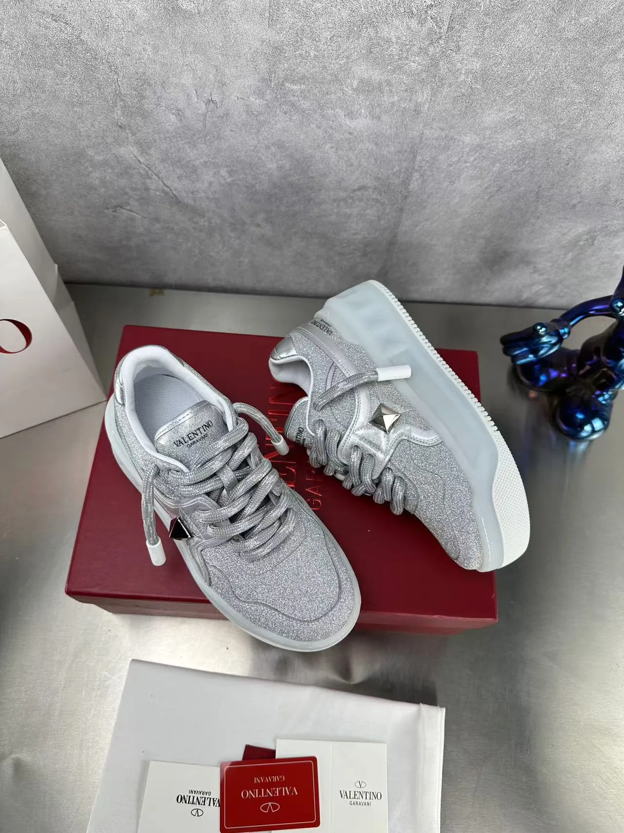👟👟Ex-factory price 640👟👟 🔺Valentino🔺Valentino new casual shoes 2023 latest model hot style for catwalk couples, thick shoelaces, the same style as Elsa Hosk, Zhang Yixing, Guan Xiaotong and many other stars 🔥 Top version + lasting process, full oil edge on the upper. Fabric: Customized cowhide + cowhide lining with breathable mesh. Outsole: original molded TPU thickened outsole. Size for women is 35-40. Men’s size is 39-45.